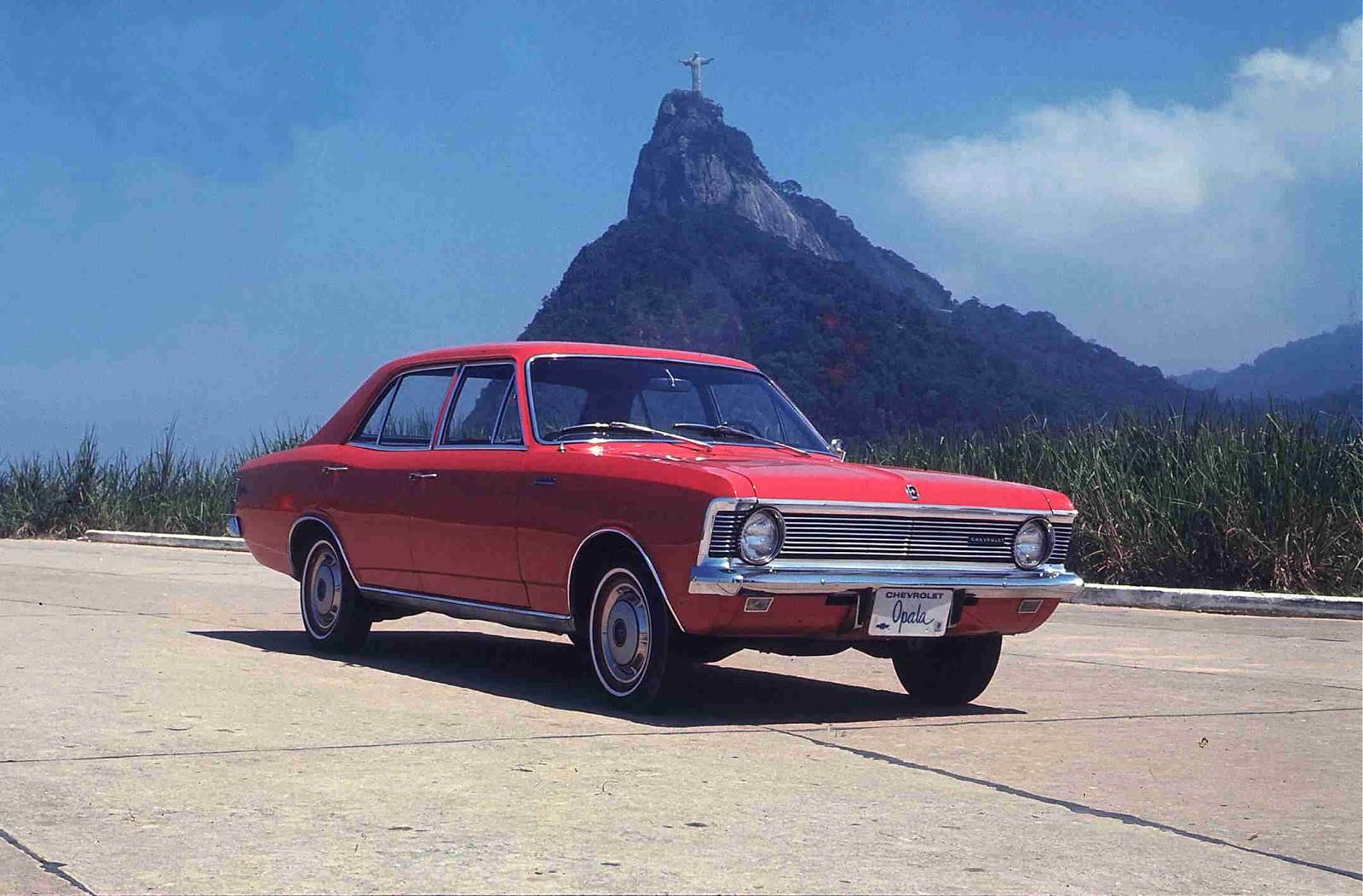 Chevrolet Opala No Rio com céu azul e Cristo Redentor ao fundo