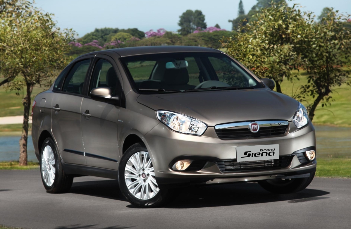 Fiat Grand Siena estacionado na rua