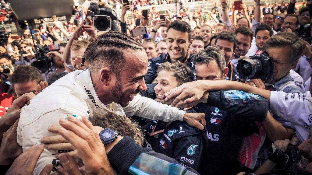Lewis Hamilton é carregado por membros da equipe da Mercedes