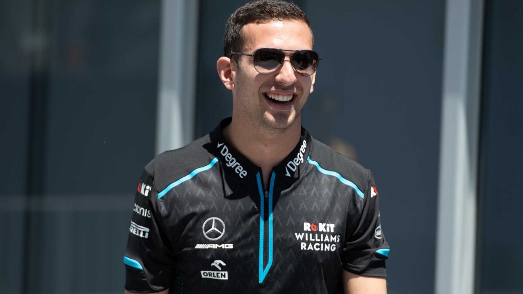 Nicholas Latifi com roupa da Williams preta sorridente e de óculos escuros