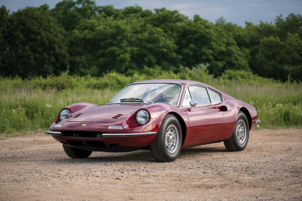 Imagem mostra clássica ferrari dino na cor vermelha