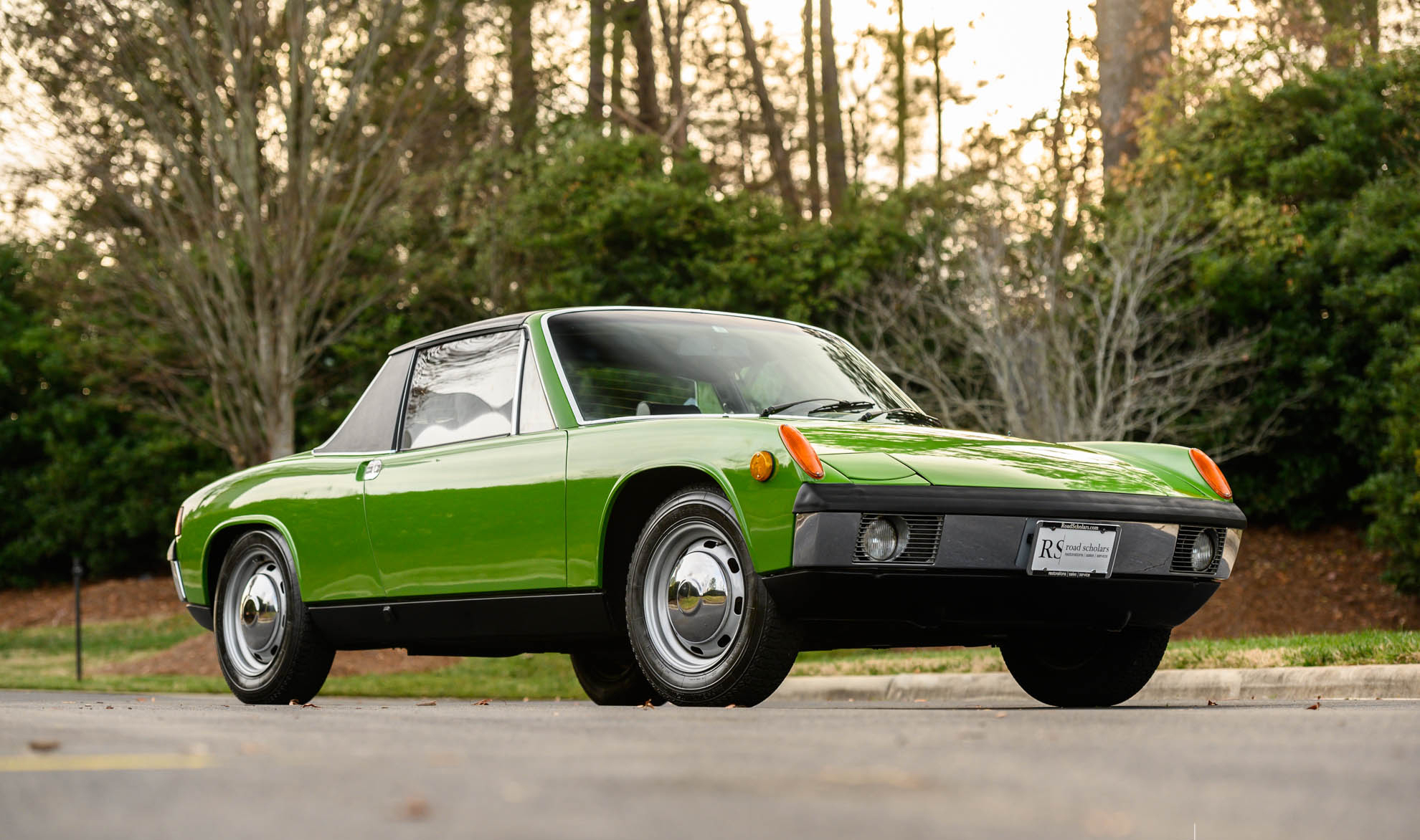 porsche 914 visto de frente na cor verde