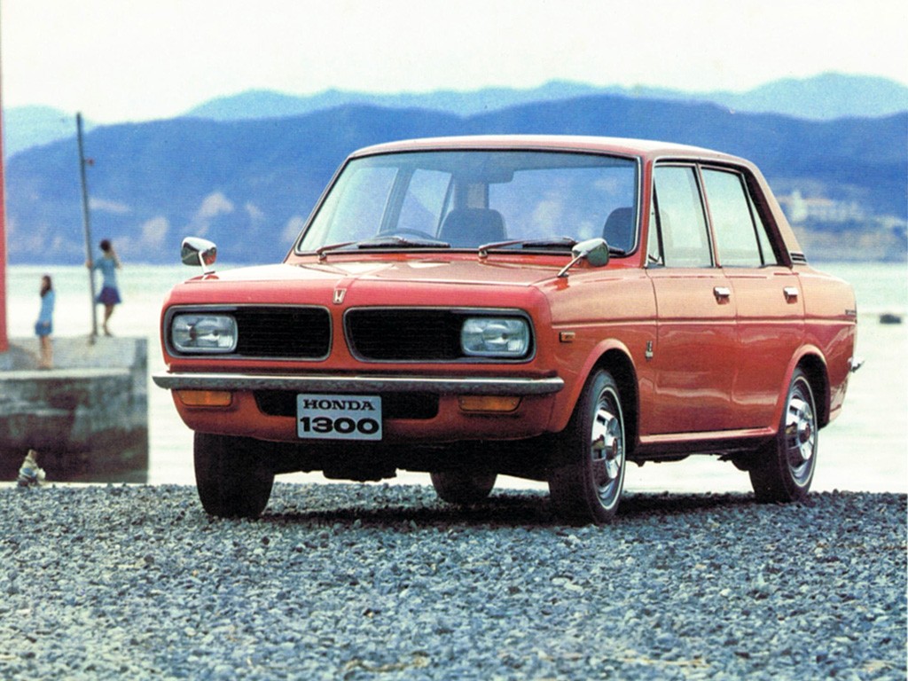 Imagem mostra honda 1300 de frente na cor vermelha
