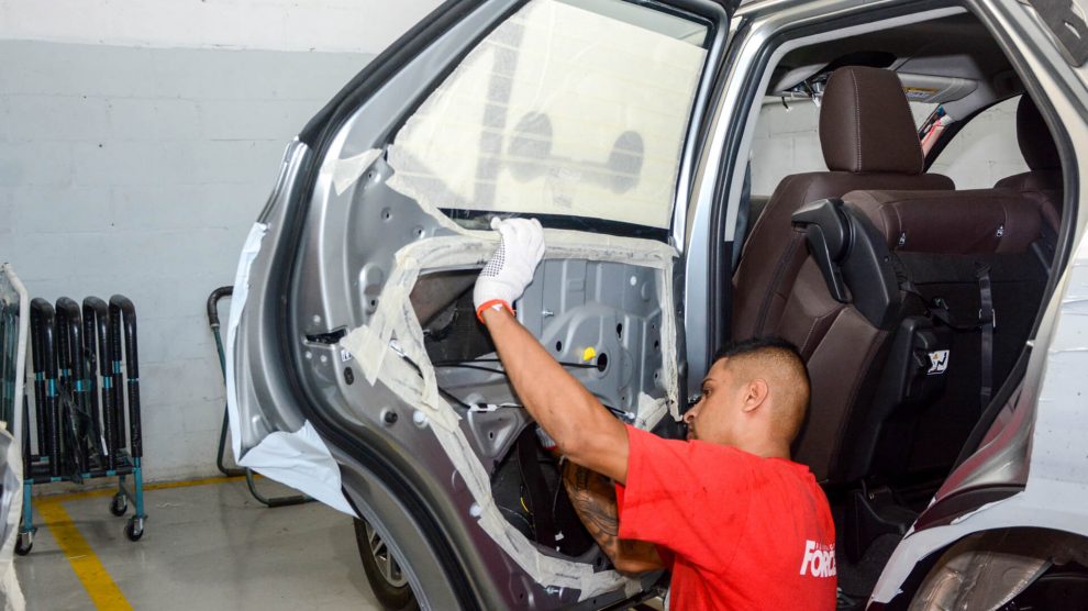 Carro sendo blindado