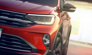Imagem do farol de um Volkswagen Nivus vermelho