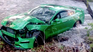 Ford Mustang destruído