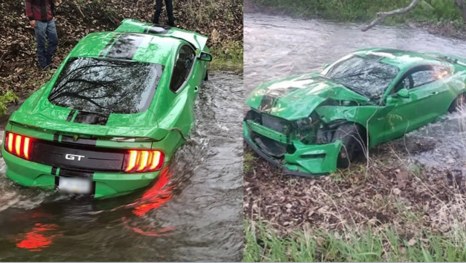 Ford Mustang destruído