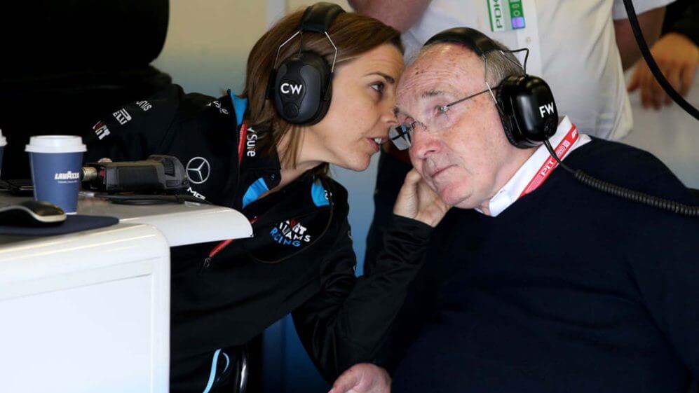 Claire conversa com o pai Frank Williams no boxe da Fórmula 1