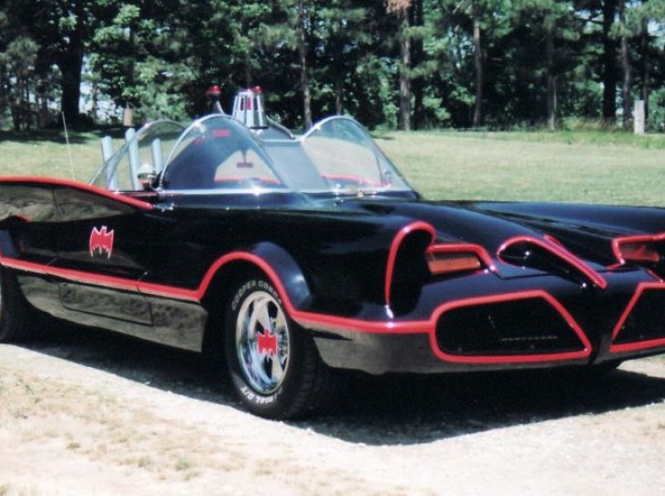 Batmóvel Lincoln Futura 1955 preto e vermelho estacionado em estrada em dia ensolarado