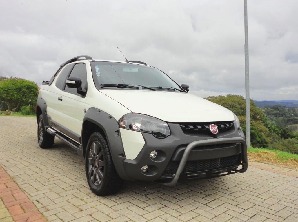 Fiat Strada com quebra mato na cor branca