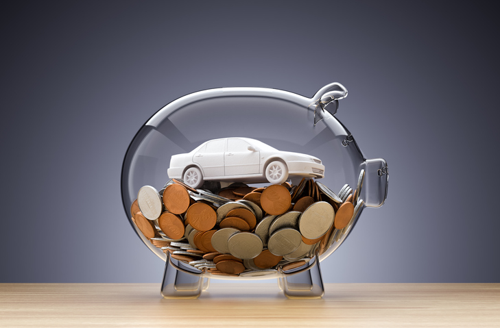 Cofre transparente com diversas moedas e um carrinho de brinquedo dentro, como se estivesse financeiramente protegido.