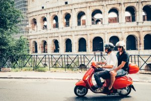 Imagem mostra Scooter vermelha passeando por roma