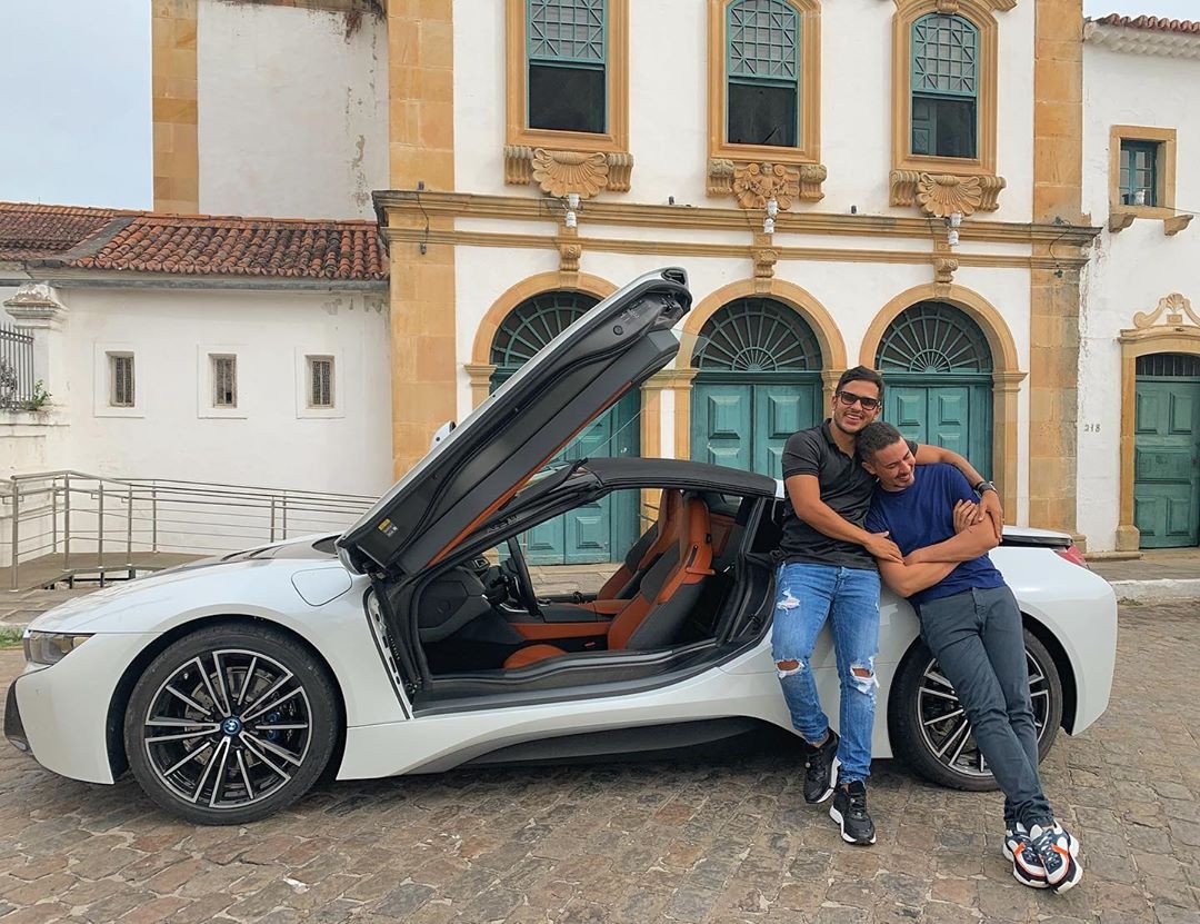 Carlinhos Maia E Marido Com Bmw I8