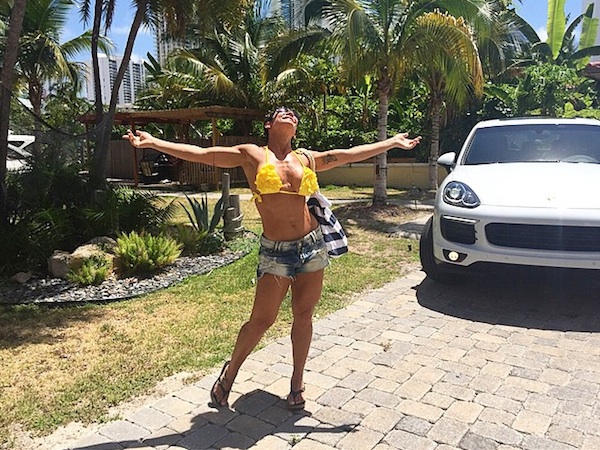 Scheila Carvalho e seu Porsche Cayenne