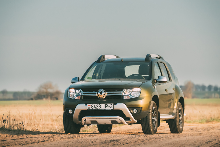 Renault Duster andando na estrada de terra