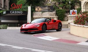 Ferrari SF90 Stradale em ação dirigida por Charles Leclerc pelas ruas do GP de Mônaco
