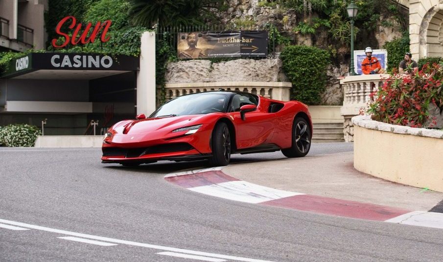 Ferrari SF90 Stradale em ação dirigida por Charles Leclerc pelas ruas do GP de Mônaco