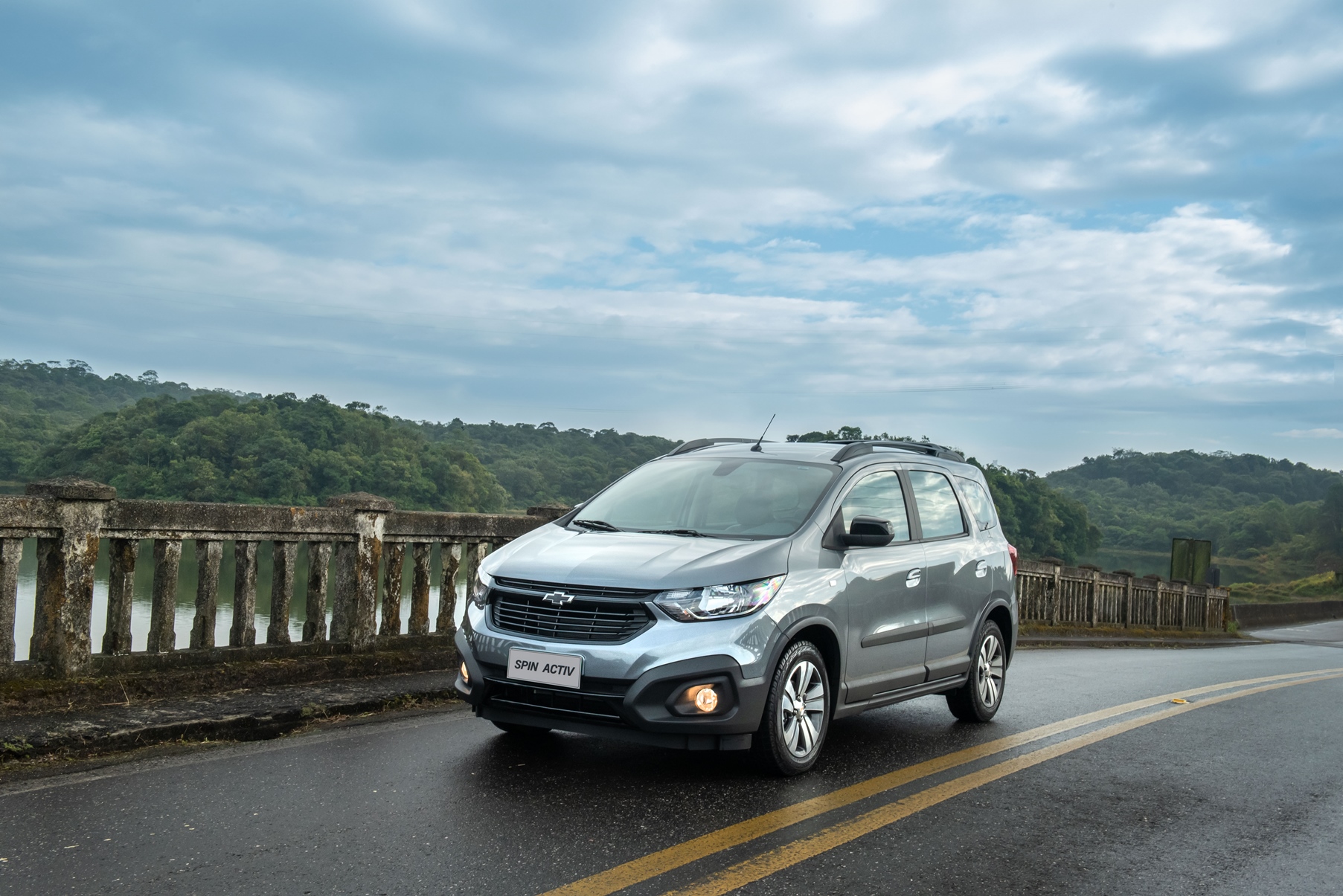 Chevrolet Spin Activ andando na estrada com paisagem natural e céu azul