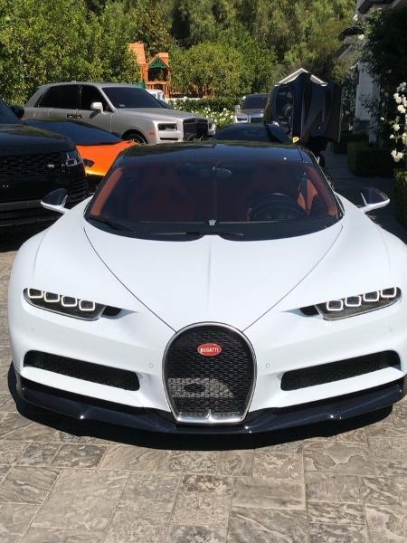 Kylie tem um Bugatti Chiron branco com interior laranja