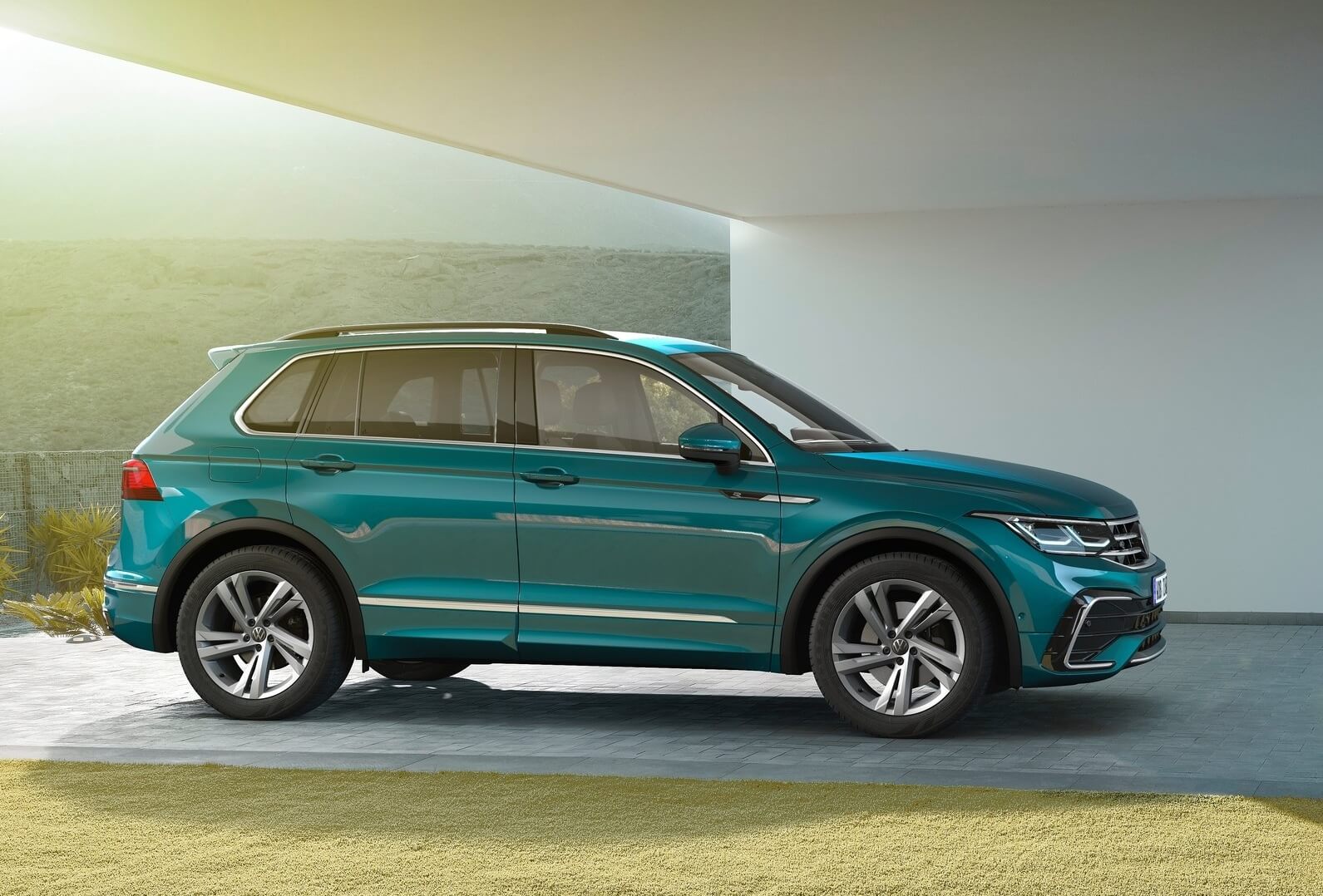 Volkswagen Tiguan 2021 vista de lado