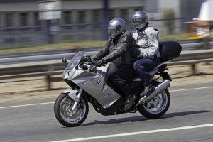 Como andar na garupa da motocicleta