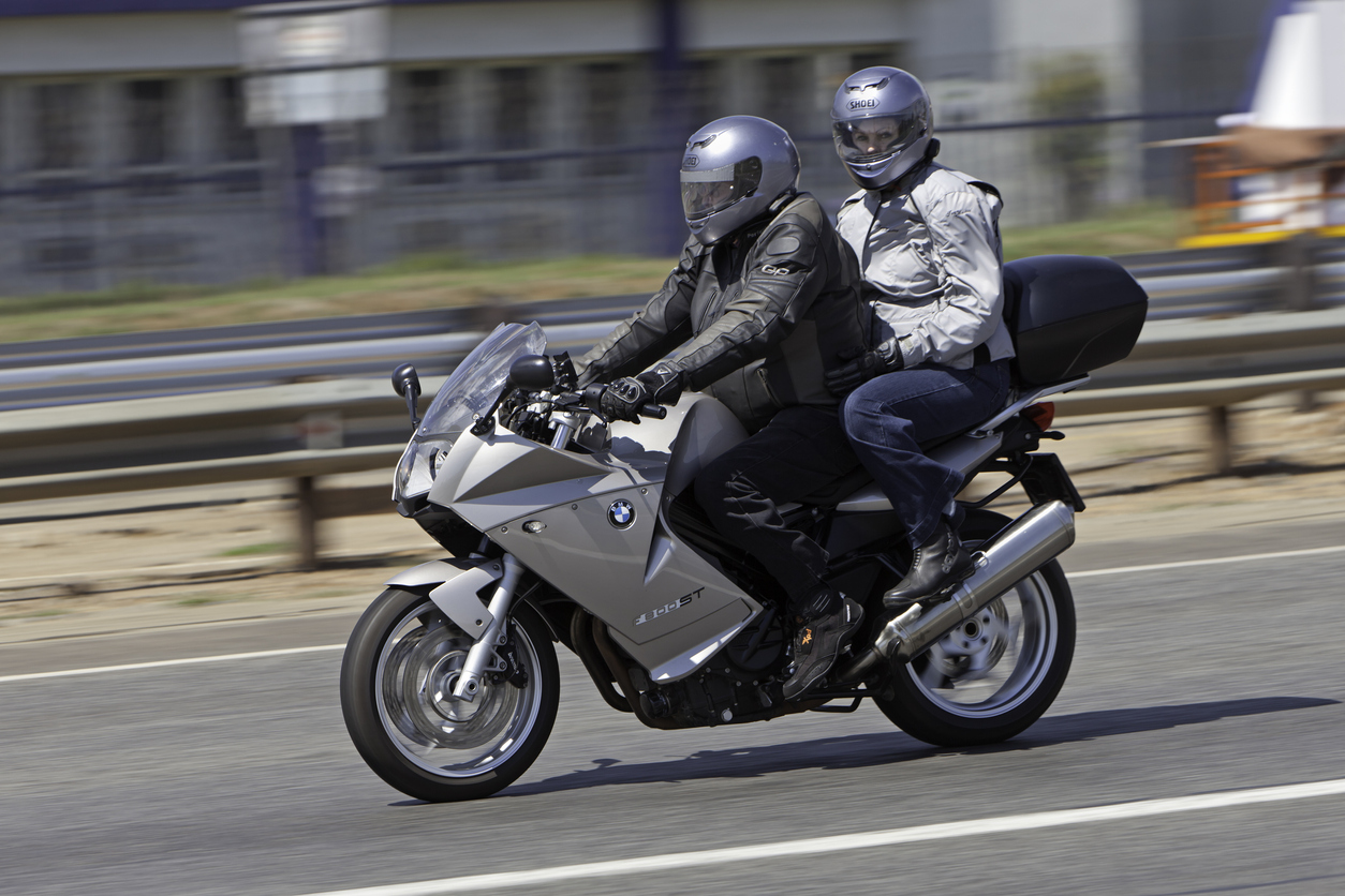 Como andar na garupa da motocicleta