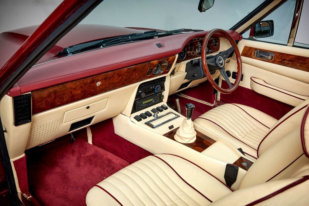 Aston Martin V8 Volante 3