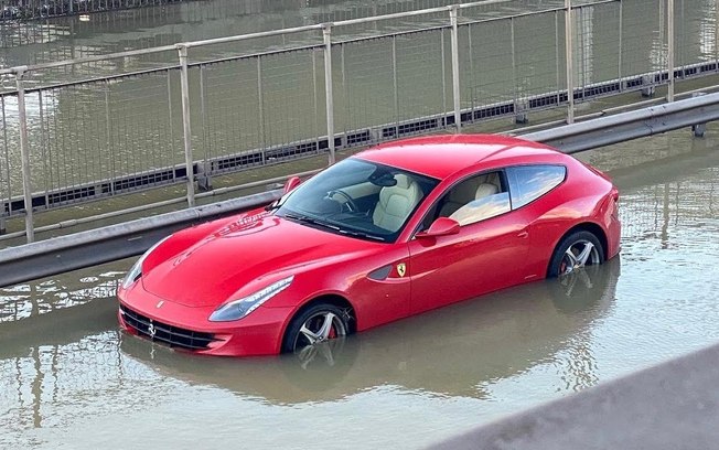 Ferrari FF alagada