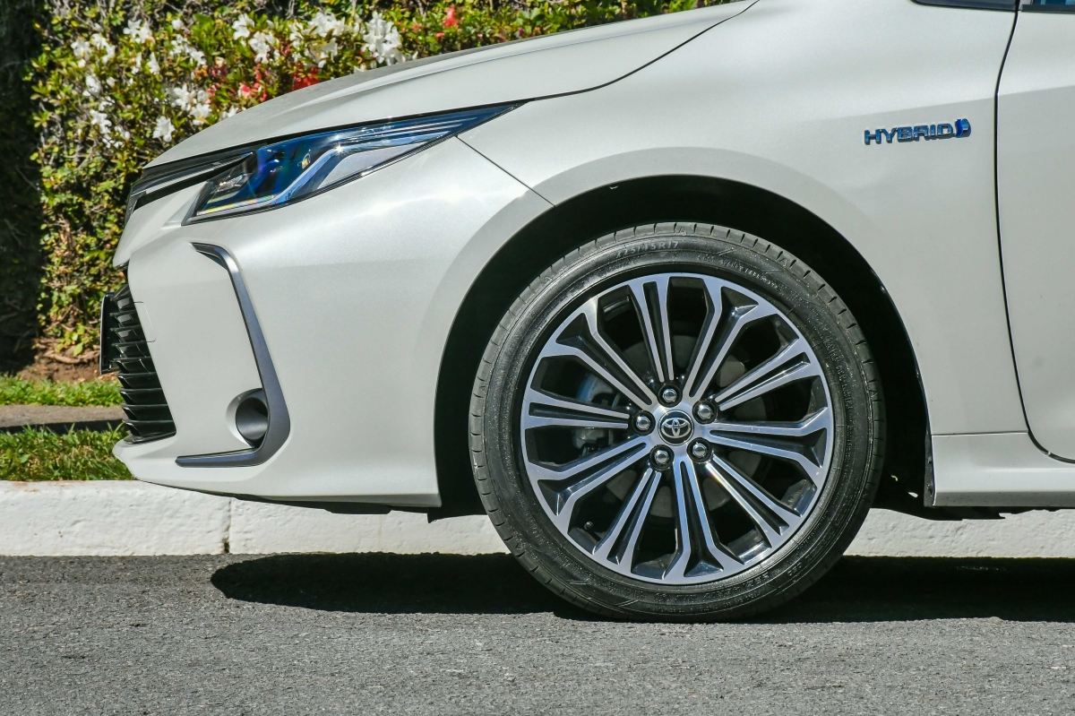 Toyota Corolla Altis Hybrid 5390
