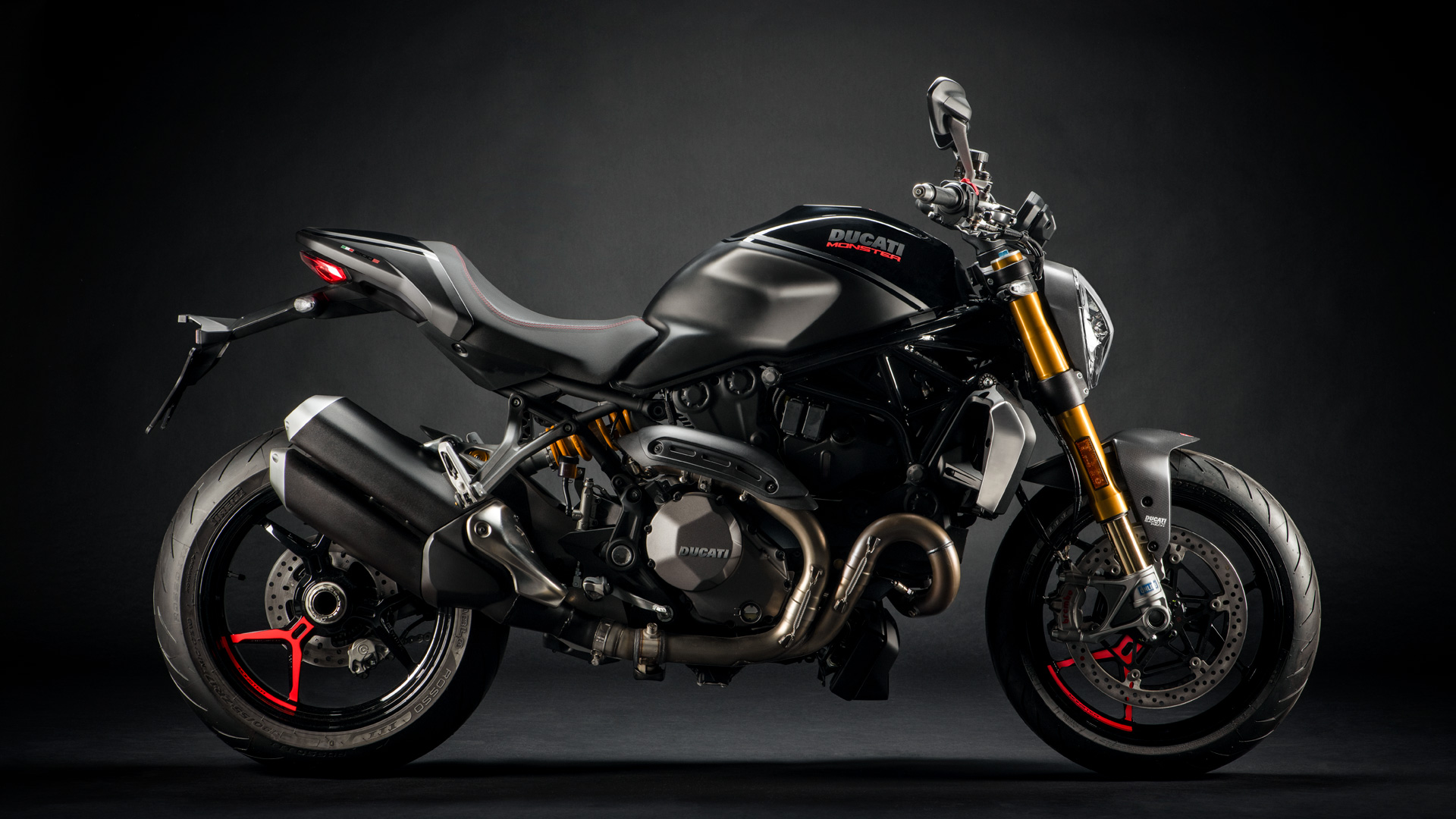 Monster 1200S 2020 em fundo preto