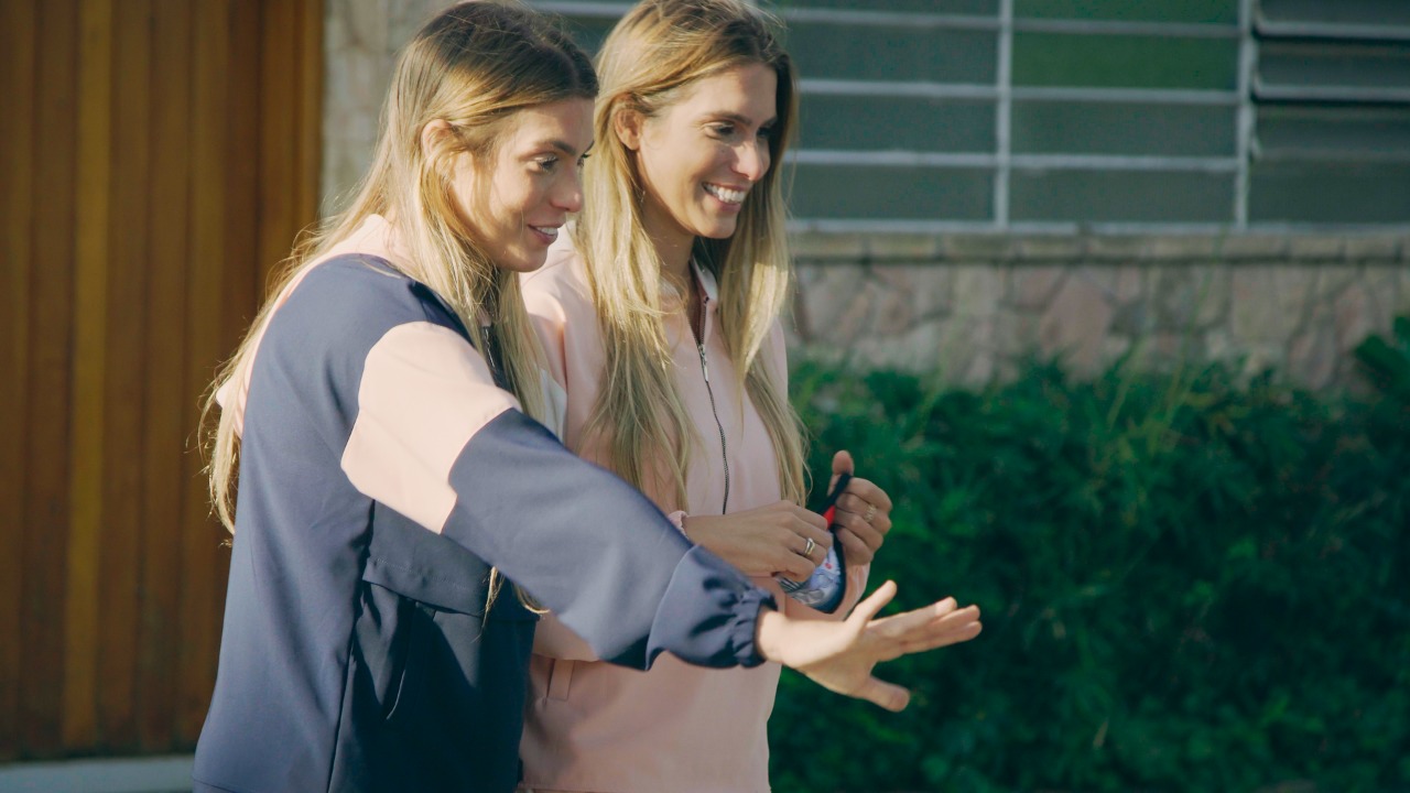 Bia e Branca Feres recebem o Volkswagen Fusca 1968 da Lokal Motors