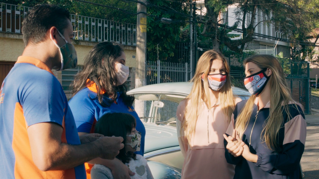 Bia e Branca Feres recebem o Volkswagen Fusca 1968 da Lokal Motors