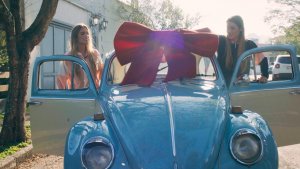 Bia e Branca Feres recebem o Volkswagen Fusca 1968 da Lokal Motors