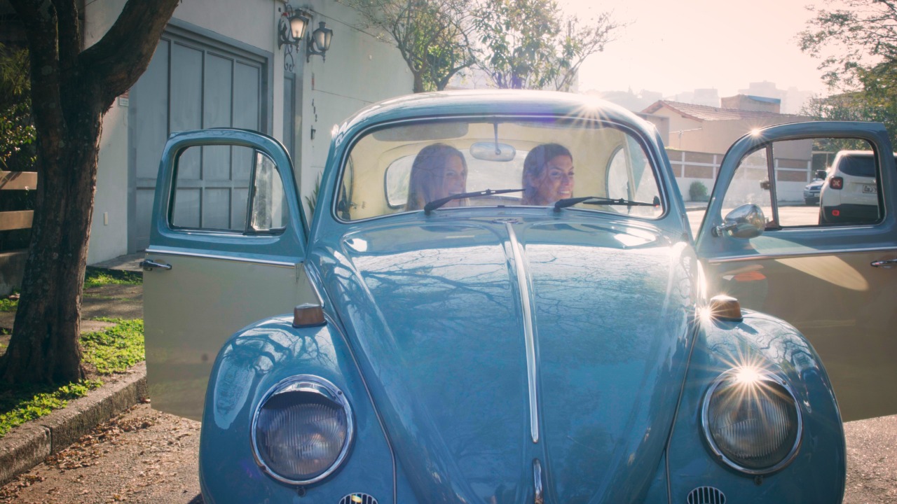 Bia e Branca Feres recebem o Volkswagen Fusca 1968 da Lokal Motors