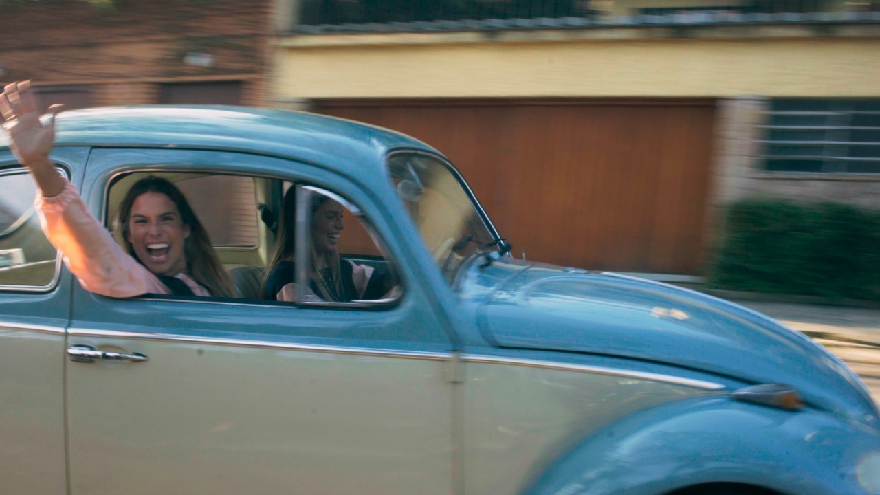 Bia e Branca Feres recebem o Volkswagen Fusca 1968 da Lokal Motors