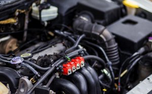 Imagem mostra motor automotivo com destaque para o sistema de injeção eletrônica