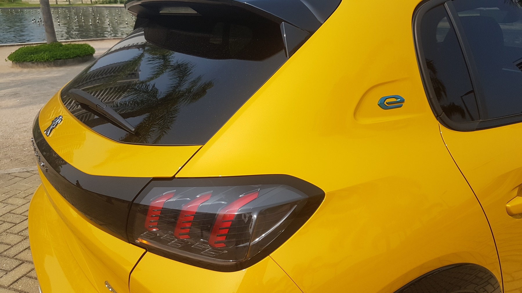 Peugeot 208 e-GT elétrico