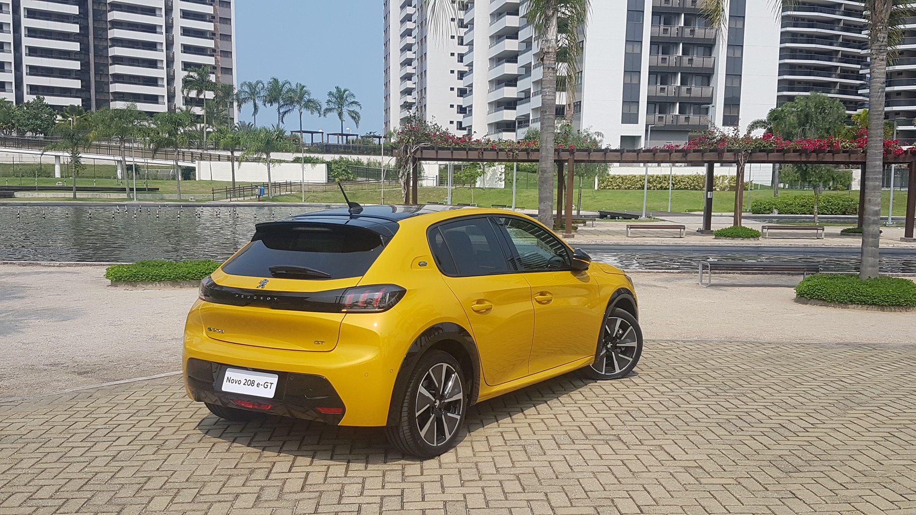 Peugeot 208 e-GT elétrico