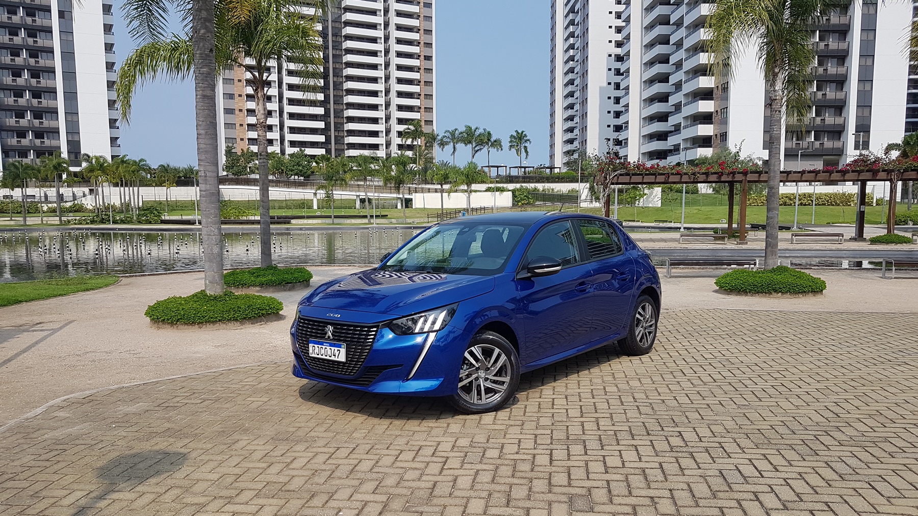 Novo 208 em sua versão Griffe 1.6 AT, a topo de linha do hatch compacto da Peugeot