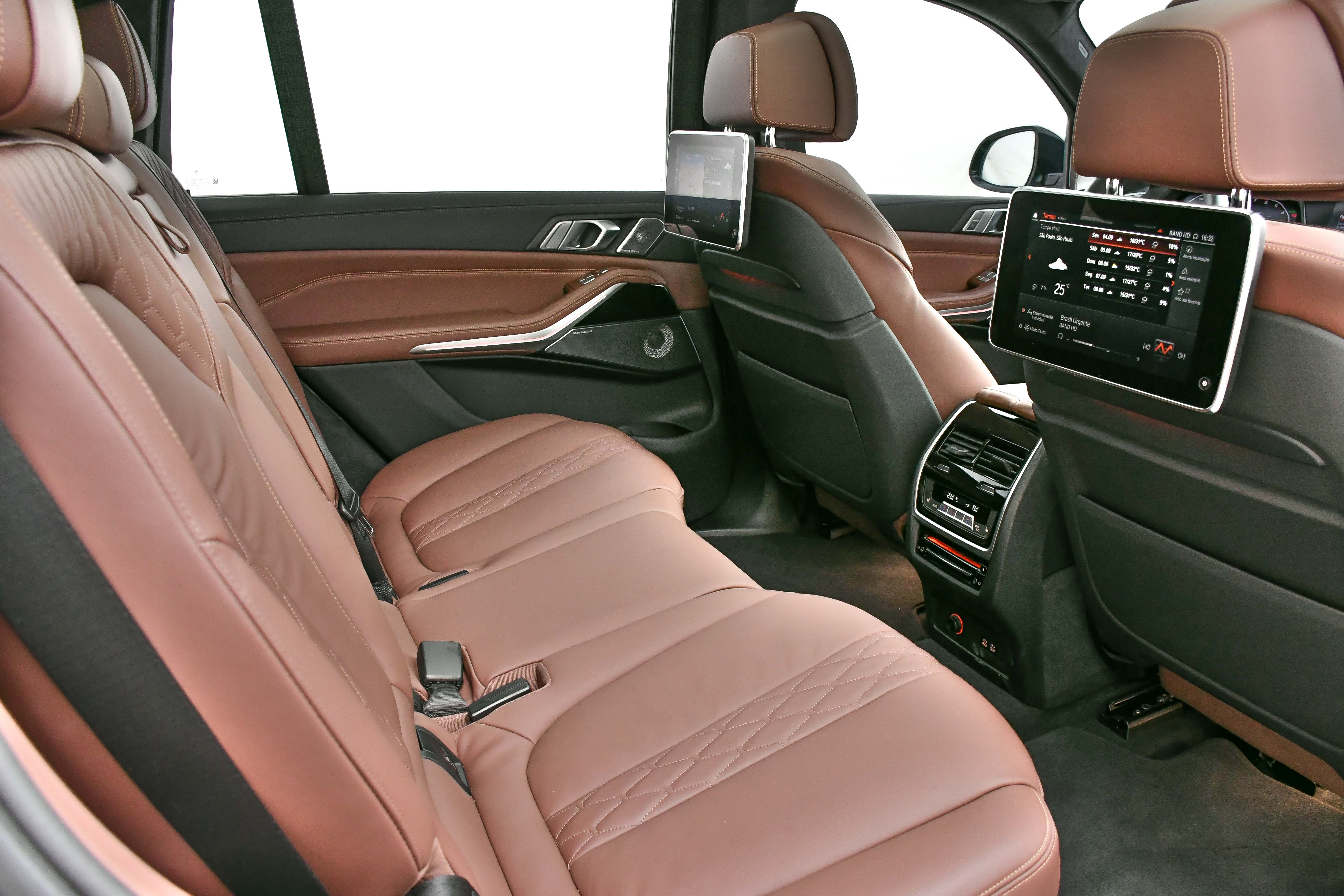 BMW X7 M50i