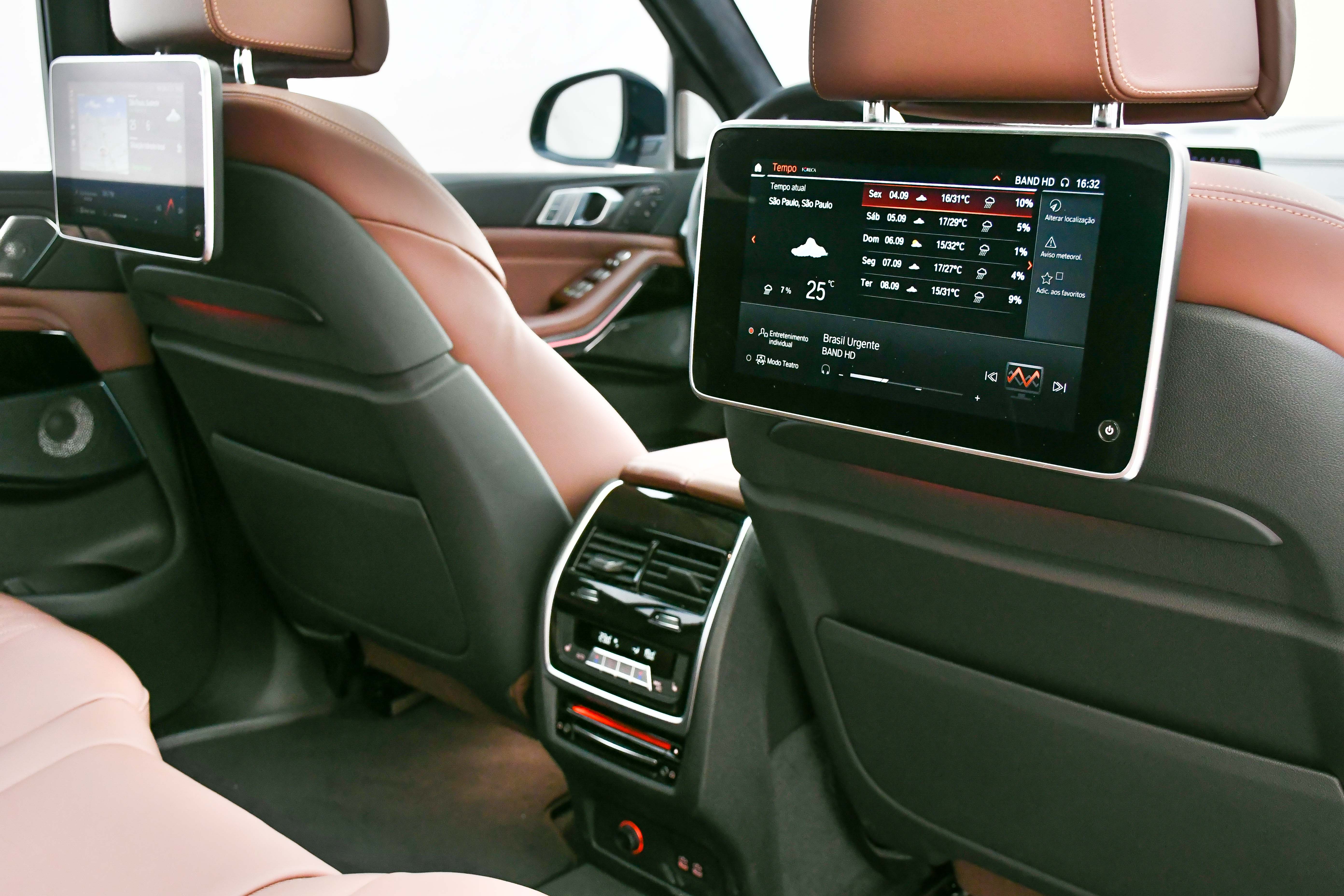 BMW X7 M50i