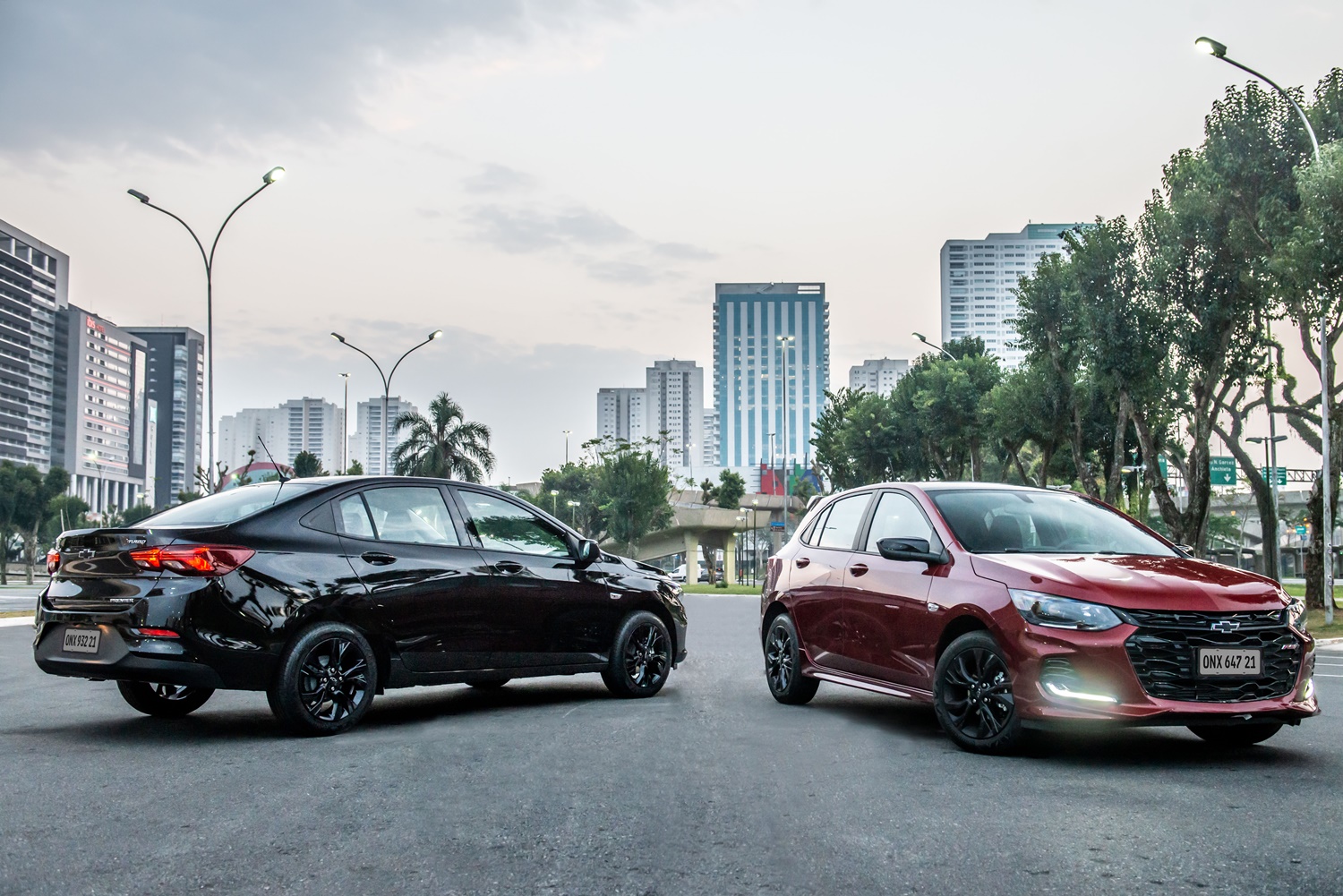 Chevrolet Onix Plus Midnight e Onix RS
