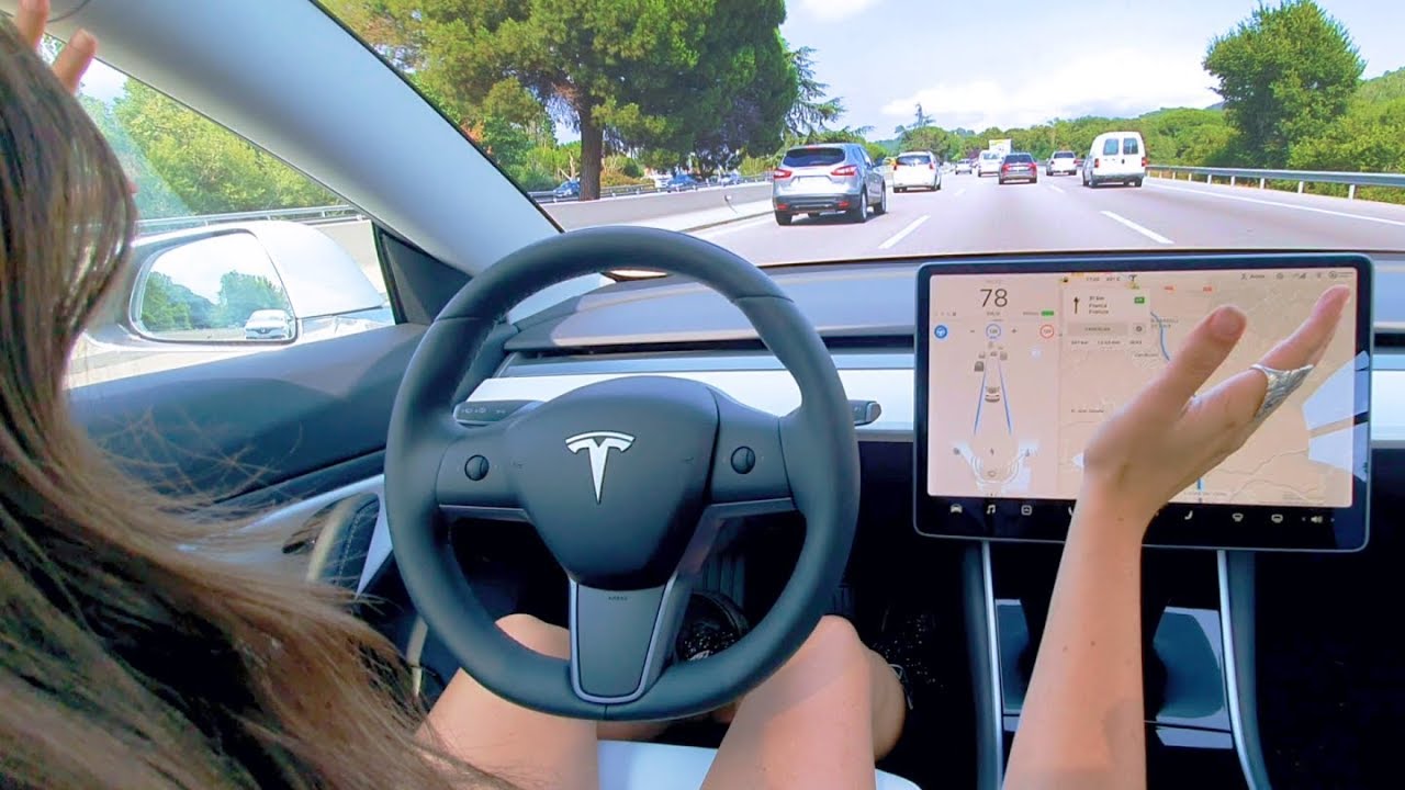 Tesla Model S é um sedã elétrico esportivo que roda sozinho com o Autopilot