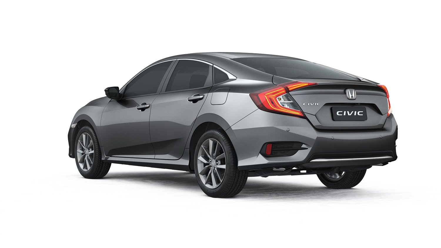 Honda Civic EXL 2021 na cor prata de traseira em foto de estúdio com fundo branco