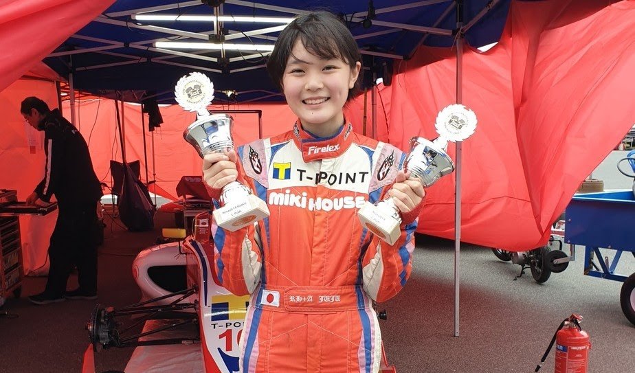 A pilota japonesa Juju Noda, de 14 anos