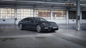 Posche Panamera Turbo S E Hybrid (2)