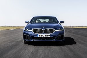 Bmw 530e , o carro que abre a porta por celular