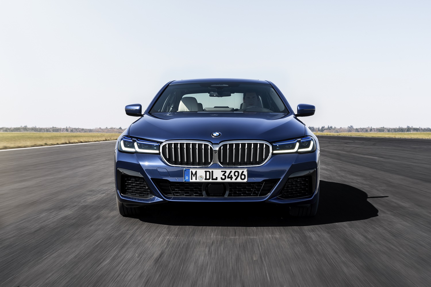 Bmw 530e , o carro que abre a porta por celular