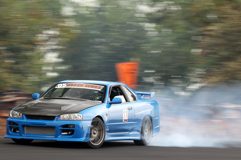 Fiuk faz drift com seu Nissan Skyline