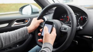 Manusear celular ao volante é considerada infração gravíssima